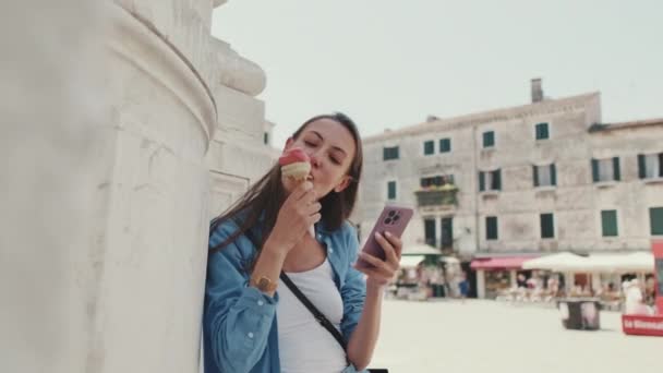 Gyönyörű Lány Hosszú Barna Haj Kék Ingbe Öltözött Élvezi Fagylaltot — Stock videók