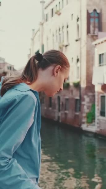 Vidéo Verticale Jeune Femme Randonnée Touristique Venise — Video