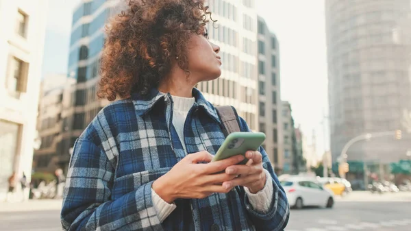 Chica Feliz Utilizando Aplicación Teléfono Inteligente Durante Viaje Joven Mujer —  Fotos de Stock