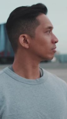 Genç adam onun kol kasları eğitim önce germe