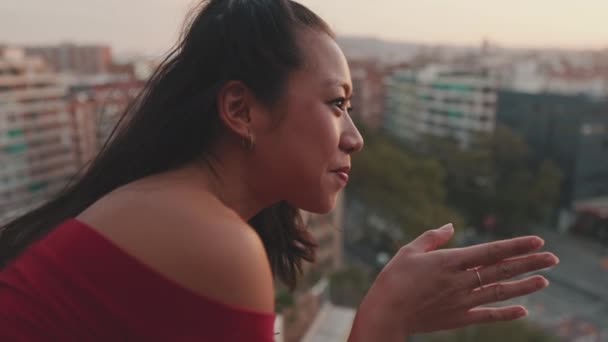 Крупним Планом Молода Жінка Стоїть Балконі Дивлячись Місто Заході Сонця — стокове відео