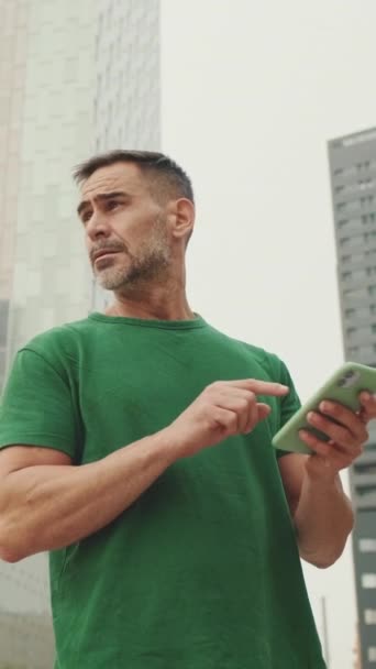 Hombre Mediana Edad Utilizando Aplicación Mapa Teléfono Móvil — Vídeo de stock