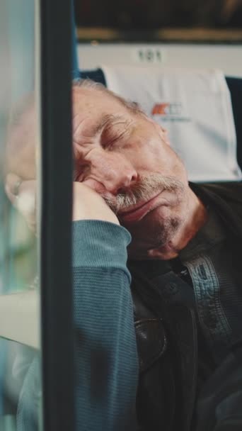 Пожилой Человек Спит Время Путешествия Поезде Купе Вид Через Стекло — стоковое видео