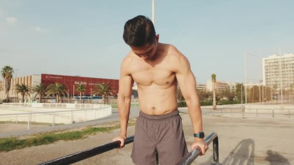 Młody Człowiek Rozciągając Jego Mięśnie Ramion Przed Treningiem — Wideo stockowe