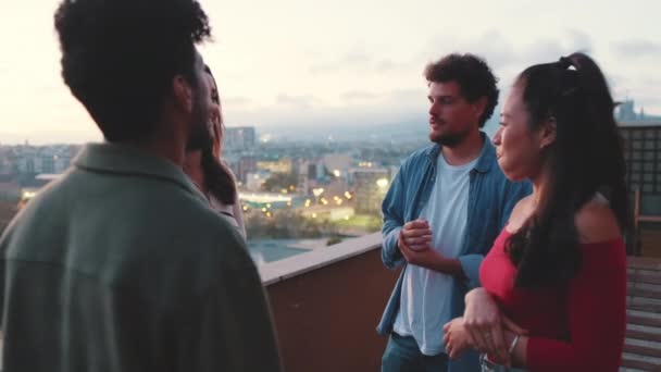 Młodzi Ludzie Rozmawiają Stojąc Balkonie Zachodzie Słońca — Wideo stockowe