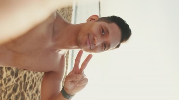 Zamknij Się Młody Sportowcu Stojący Plaży Robiący Sobie Selfie Przez — Wideo stockowe