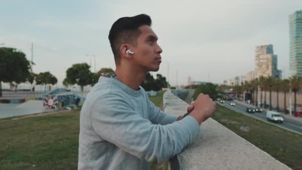 Homem Jovem Usando Fones Ouvido Sem Fio Terminando Treino Corrida — Vídeo de Stock