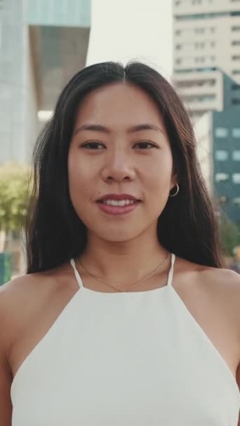 Primer Plano Hermosa Mujer Joven Sonriente Mirando Cámara Fondo Ciudad — Vídeos de Stock