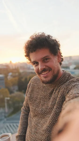Usmívající Chlap Stojí Balkóně Úsvitu Bere Selfie Smartphone — Stock fotografie