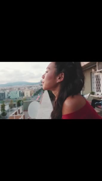 Крупним Планом Молода Жінка Стоїть Балконі Дивлячись Місто Заході Сонця — стокове відео