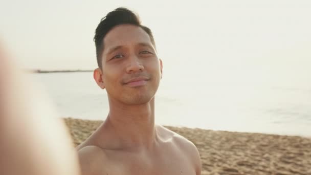Nahaufnahme Junger Athletischer Mann Der Strand Steht Und Ein Selfie — Stockvideo