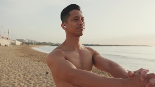 Jonge Atletische Man Die Het Strand Staat Een Warming Doet — Stockvideo