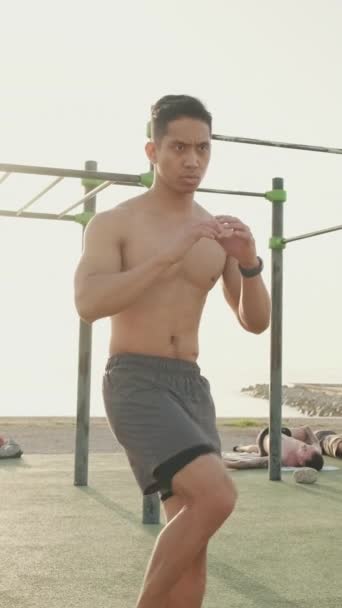 Jeune Homme Sportif Fait Échauffement Étirant Les Muscles Cuisse — Video