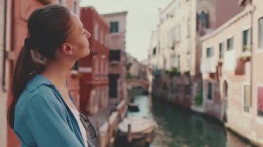 Venedik 'te yürüyen genç bir bayan turist