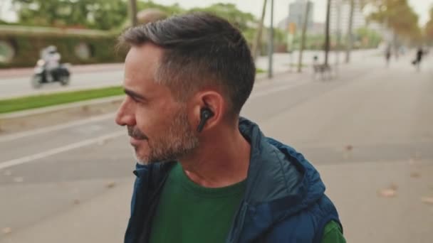 Cerca Hombre Mediana Edad Disfrutando Música Con Auriculares Inalámbricos — Vídeos de Stock