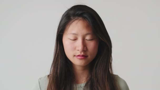 Närbild Ung Kvinna Öppnar Ögonen Tittar Kameran Isolerade Över Vit — Stockvideo