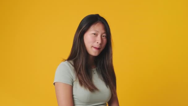 Jovem Mulher Olhando Para Câmera Sorrindo Flertando Isolado Fundo Amarelo — Vídeo de Stock