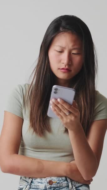 Młoda Kobieta Patrząc Telefon Komórkowy Wybierając Coś Izolowane Białym Tle — Wideo stockowe
