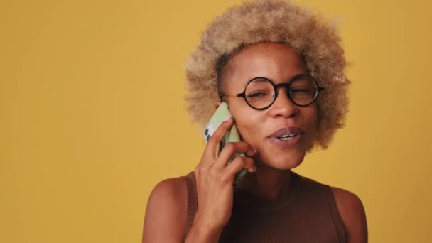 Cerca Mujer Feliz Hablando Teléfono Móvil Aislado Fondo Naranja — Vídeos de Stock