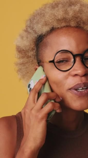 Cerca Mujer Feliz Hablando Teléfono Móvil Aislado Fondo Naranja — Vídeo de stock