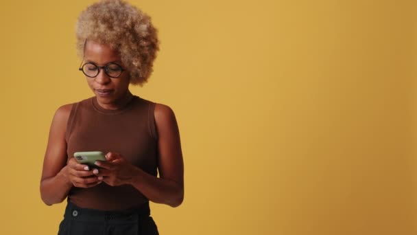 Femme Souriante Écrivant Sms Message Téléphone Mobile Isolé Sur Fond — Video