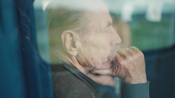 Detailní Záběr Portrét Zamyšleného Seniora Hledí Okna Při Cestování Prostoru — Stock video