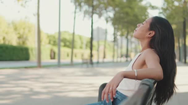 Молодая Женщина Любит Расслабляться Сидя Скамейке Парке — стоковое видео