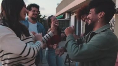 Günbatımında balkonda dans eden gençler