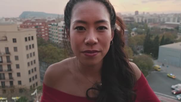 Zbliżenie Pięknej Młodej Kobiety Uroczym Uśmiechem Pozowanie Kamery Podczas Stania — Wideo stockowe