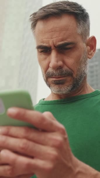 Medelålders Man Använder Mobiltelefon Utanför Gatan — Stockvideo