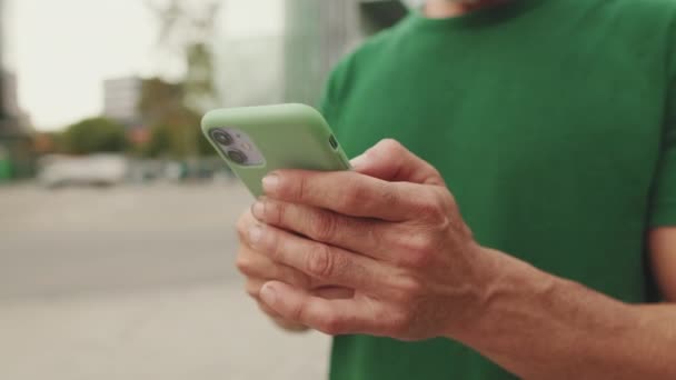 Zbliżenie Ręce Nierozpoznawalnego Mężczyzny Średnim Wieku Używającego Telefonu Komórkowego Ulicy — Wideo stockowe