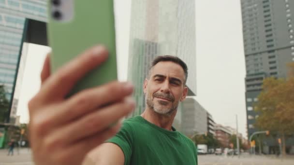 Middelbare Leeftijd Man Neemt Selfie Mobiele Telefoon — Stockvideo