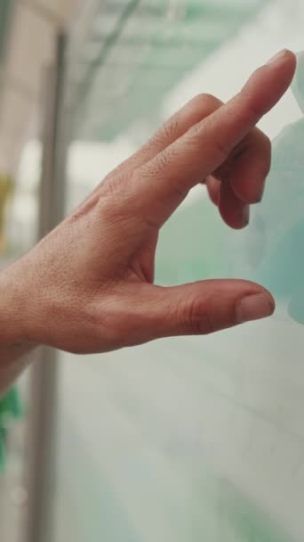 Nahaufnahme Eines Unkenntlich Gemachten Mannes Der Mit Dem Finger Auf — Stockvideo