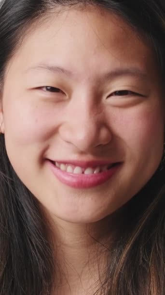 Крупним Планом Молода Жінка Дивиться Камеру Посміхається Сміється Ізольовано Білому — стокове відео