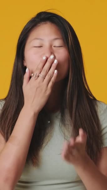 Jovem Mulher Enviando Beijos Isolado Fundo Amarelo Estúdio — Vídeo de Stock