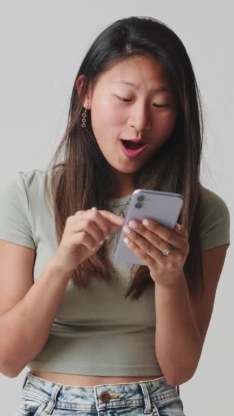 Jonge Vrouw Maakt Gebruik Van Goede Mobiele Apps Geïsoleerd Witte — Stockvideo