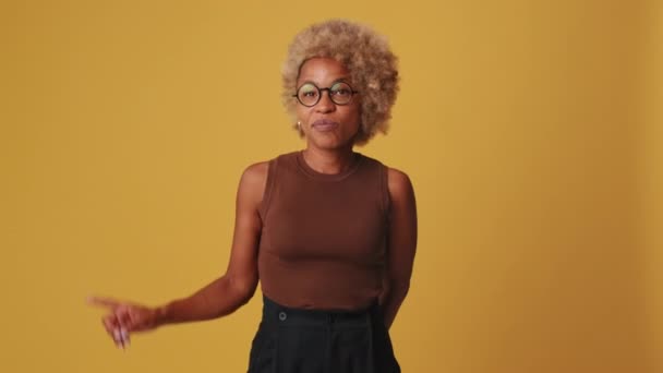 Młoda Kobieta Nie Pokazuje Żadnego Symbolu Odizolowanym Palcem Pomarańczowym Tle — Wideo stockowe