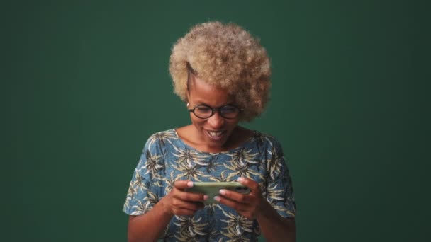 Happy Žena Hraje Online Hry Telefonu Izolované Modrém Pozadí — Stock video