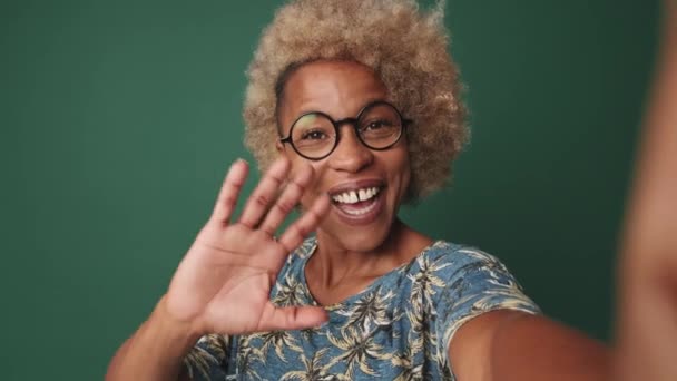 Primer Plano Mujer Mirando Cámara Tomando Selfie Saludando Con Mano — Vídeos de Stock