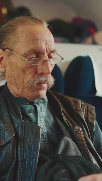 Dikey Video Düşünceli Yaşlı Adamın Yakınlaşması Tren Coupe Camdan Görüş — Stok video