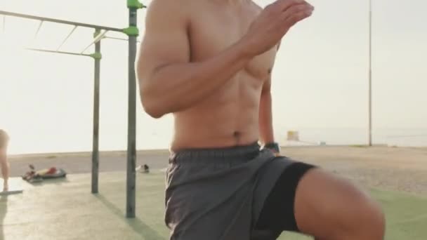 Jeune Homme Athlétique Méconnaissable Fait Échauffement Entraînement Des Muscles Des — Video