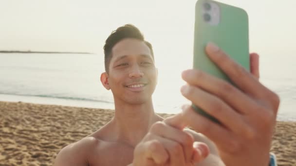 Junger Athletischer Mann Steht Strand Und Macht Ein Selfie Mit — Stockvideo