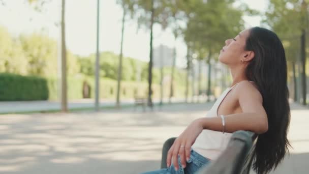 Mujer Joven Disfruta Relajarse Mientras Está Sentado Banco Del Parque — Vídeos de Stock
