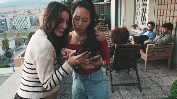 Дівчата Спілкуються Використовуючи Мобільний Телефон Стоячи Балконі Сучасному Місці Фоні — стокове фото