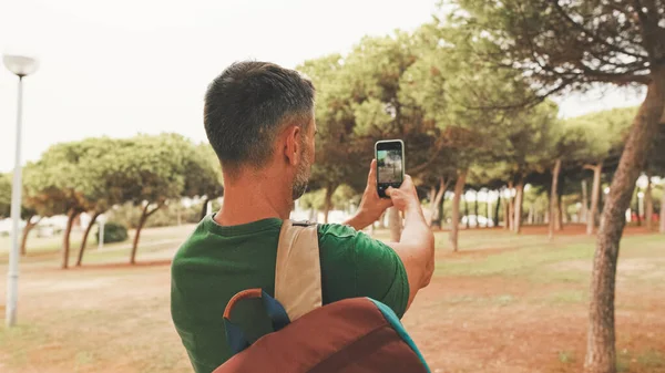 Pria Paruh Baya Berpakaian Santai Dengan Ransel Bahunya Mengambil Foto — Stok Foto