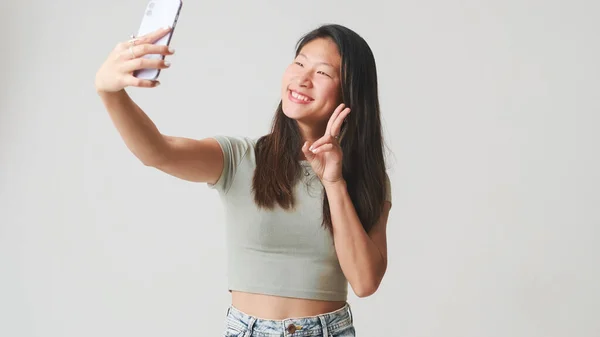 Lächelndes Mädchen Grauem Top Macht Selfie Auf Handy Macht Videoanruf — Stockfoto