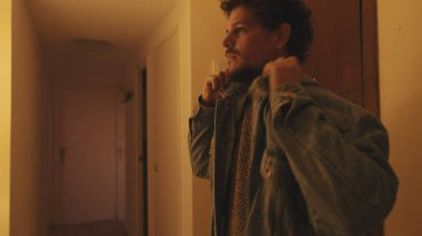 Tıraşsız bir adamın aynada kendine baktığı yakın plan.