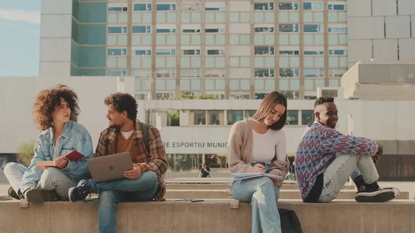 Grupa Studentów Uczy Się Zewnątrz Budynku Uniwersyteckiego Młodzi Ludzie Czytają — Zdjęcie stockowe