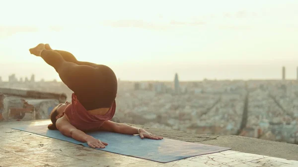 Woman Making Bridge Pose Practicing Yoga — Stock Photo, Image