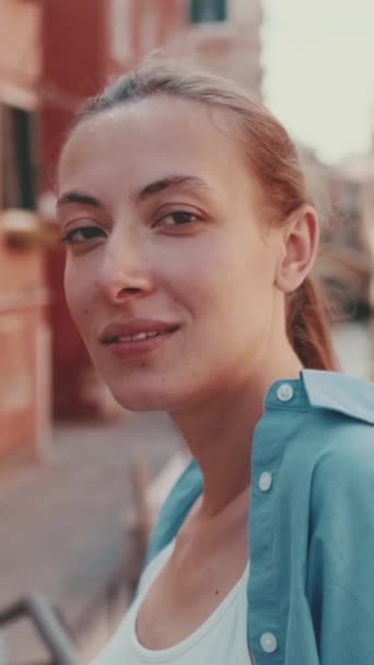 Vertikales Video Nahaufnahme Des Schönen Mädchens Mit Langen Braunen Haaren — Stockvideo